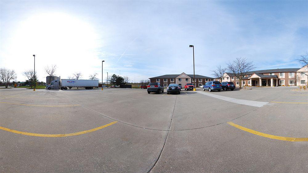 Super 8 By Wyndham Clive Ia Motel Buitenkant foto