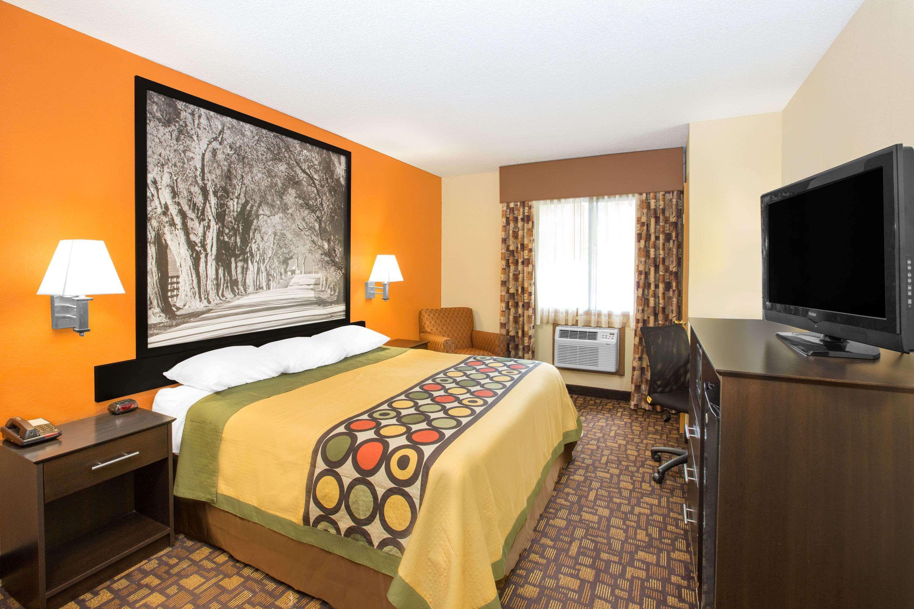 Super 8 By Wyndham Clive Ia Motel Buitenkant foto