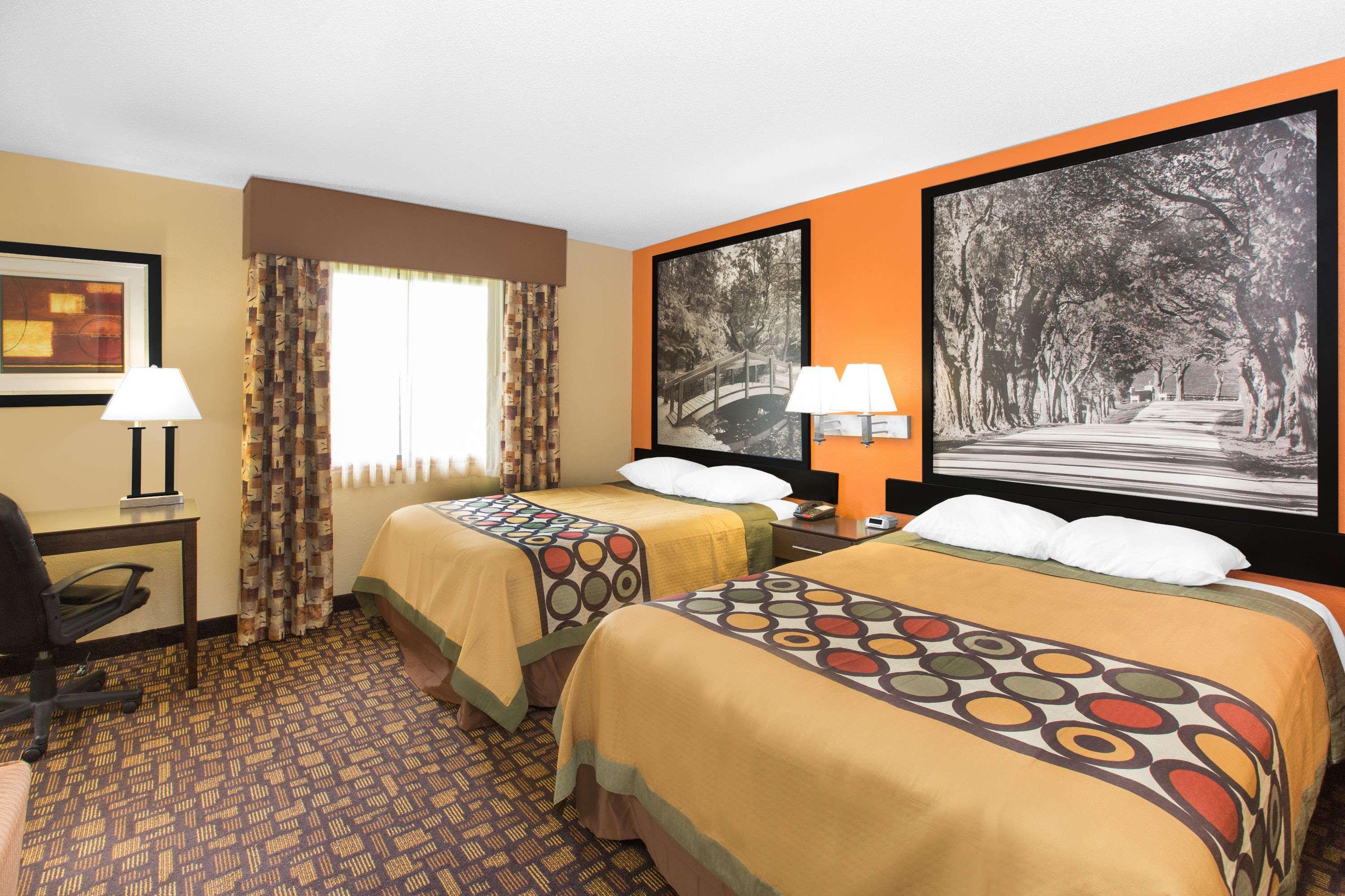 Super 8 By Wyndham Clive Ia Motel Buitenkant foto