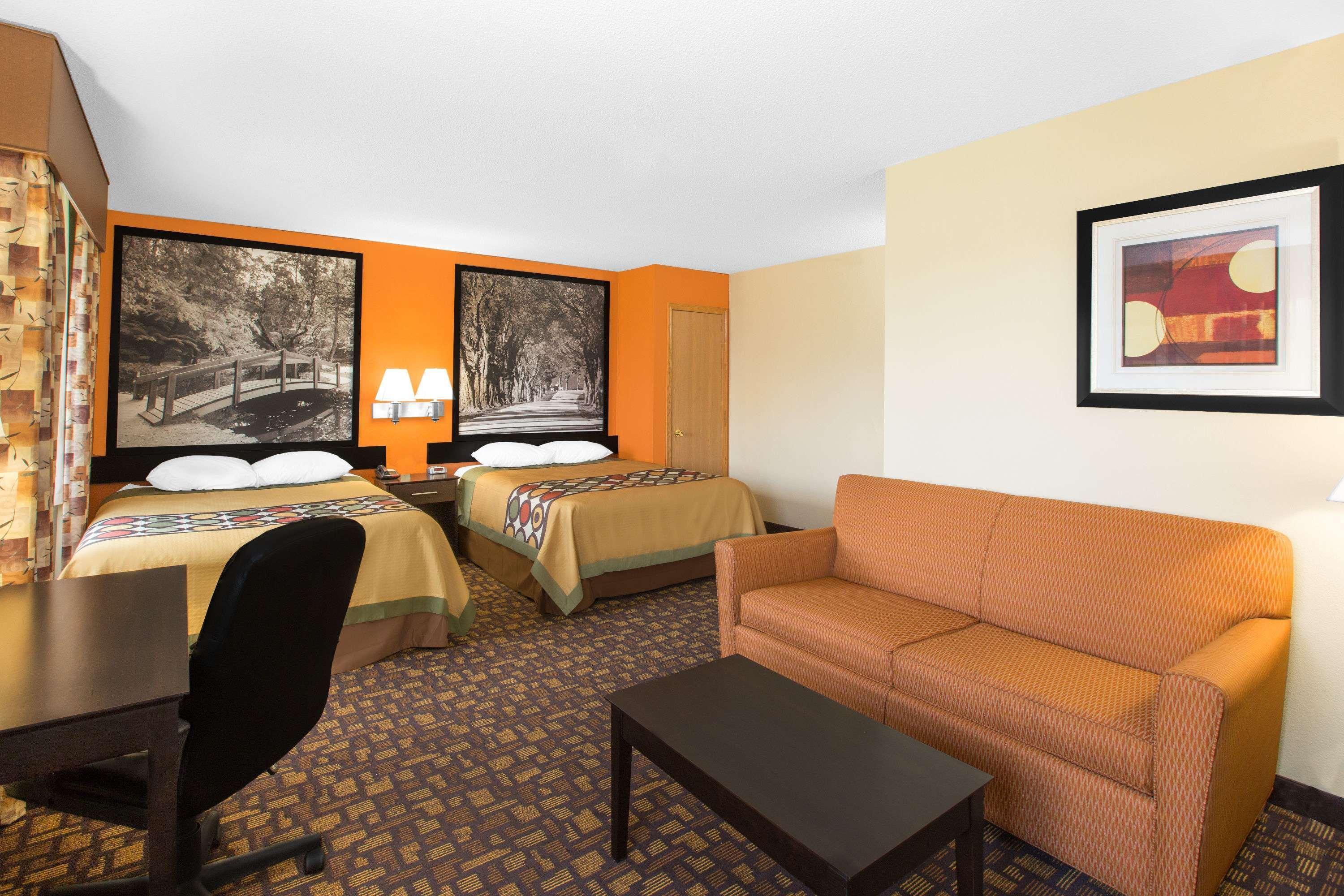 Super 8 By Wyndham Clive Ia Motel Buitenkant foto